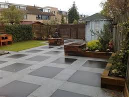 het leggen van terrastegels gras tuin gras tegels