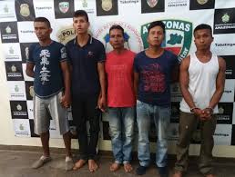 Homem fica engatado em buraco e apanha da população durante roubo em manaus. Operacao Policial Termina Com 12 Homens Presos No Amazonas