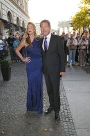 Doch wenn der altkanzler mitten in berlin adlon feiert, kann es nicht klein ausfallen. Bilder Der Hochzeit Von Gerhard Schroder Im Adlon Berliner Morgenpost