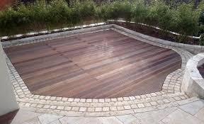 Holzterrasse Mit Gepflasterter Umrandung Eine Terrasse Aus Holz Erfullt Den Traum Eines Ruhigen Ortes Zum Entspanne Garten Landschaftsbau Landschaftsbau Garten