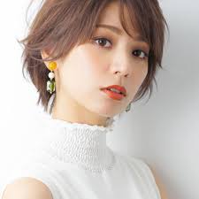 ピアスが似合う 激かわ必至の大人のショートヘアスタイル15選 locari ロカリ ヘアスタイル ヘアスタイルのアイデア ヘアースタイル