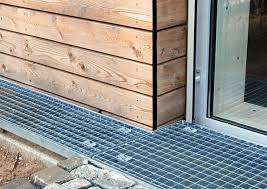 Der Gleiche Blick Von Aussen Vor Der Holzfassade Befindet Sich Ein Gitterrost Darunter Liegt Eine Rinne Fur Das Regenwasser Das Gi Fassade Holzfassade Ausbau