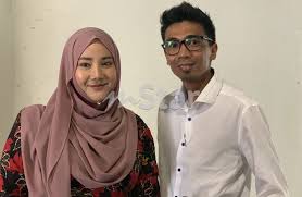 Mbak pretty adalah seorang janda cantik yang tinggal di sebuah komplek perumahan. Atita Haris Bercerai