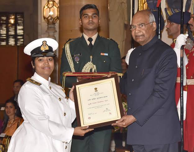 भारत की पहली महिला समुद्री पायलट महिमा वशिष्ठ अपनी नारीत्व की कहानी साझा करती हैं।