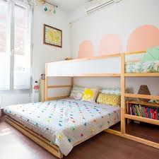 Hochbett Und Doppelbett Im Geteilten Kinderzimmer Platzsparend Fur Kleine Kinderzimmer Fur Zwei Oder Drei Kinder Ikea Kura Bed Toddler Bedrooms Ikea Bunk Bed