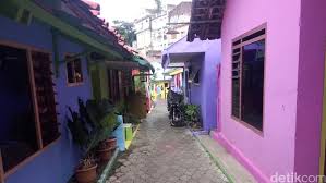 Gambar terkait dengan warna cat rumah kampung. Ini Bukan Di Luar Negeri Tapi Di Malang Kampung Warna Warni Di Pinggir Kali