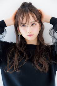 乃木坂46 佐藤楓が魅せるとんがりハーフアップ bis 佐藤楓 美しい女の子 ジャパニーズビューティー 眼鏡 女子