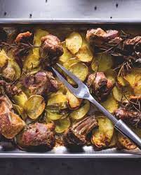 Il Capretto Al Forno Con Patate E Un Secondo Piatto Tipico Della Tradizione Cristiana Che Si Consuma Durante Il Pranzo Di Pasq Ricette Idee Per La Cena Patate
