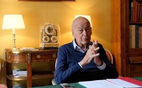 Il avait inscrit son septennat sous le signe de la modernité, autorisant le divorce par consentement mutuel, dépénalisant l'avortement et. L Ancien President Valery Giscard D Estaing Hospitalise A Tours Le Parisien