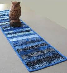 Free Jelly Roll Table Runner Patterns 25 Designs Batik Table Runners Table Runner Pattern Table Runners Quilted Tutorial