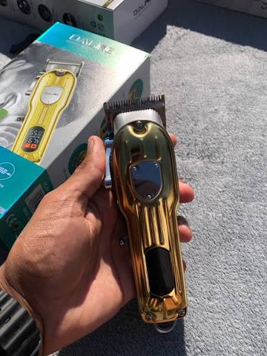 ✨ DARLING – Maquina de afeitar profesional ✨ Precisión, potencia y  comodidad en un solo equipo. 💈 Ideal para uso profesional o personal 🔌  Voltaje universal 100–240V (perfecto para viajes) 🔋 Recargable –