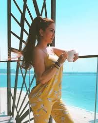 إِنَّا نَحْنُ نُحْيِي الْمَوْتَى وَنَكْتُبُ مَا قَدَّمُوا وَآثَارَهُمْ وَكُلَّ شَيْءٍ أَحْصَيْنَاهُ فِي إِمَامٍ مُبِينٍ. Ù†Ø³Ø±ÙŠÙ† Ø·Ø§ÙØ´ Ø¨Ø§Ù„Ø£ØµÙØ± Ø£Ù…Ø§Ù… Ø§Ù„Ø¨Ø­Ø± Ù…Ø¨ØªØ¯Ø§