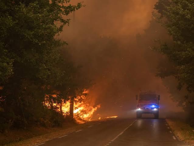 Incendies : le mégafeu en Gironde pire que celui de 2022, un record battu en France avec 100 000 hectares ravagés
