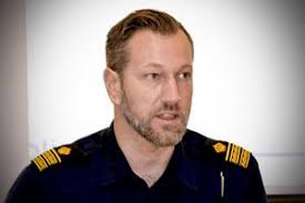 Trots att julian bara är elva år beslutar han sig för att hämnas. Man Skjuten Till Dods Av Polis Efter Knivskarning I Harnosand