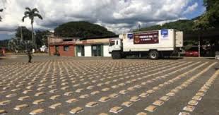 Personalmente no soy muy amigo de las caretas para un disfraz que vaya a exhibirse por la calle, ya que no ven demasiado bien a través de los agujeros, les acaba molestando. Aragua Inicia La Navidad Con Coloridos Espacios En El Obelisco De Maracay