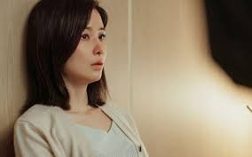 Xuất hiện giữa màn thách nhau ly hôn, con gái nhỏ nói một câu làm vợ chồng  tôi bật khóc hối hận