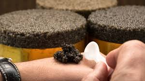 Per mangiare un caviale in purezza, il più indicato, delicato ed elegante, è quello di storione bianco, che e se state pensando che il caviale italiano d'allevamento sarà anche buono, come il suo successo planetario dimostra, ma chissà come. Caviale Una Storia Italiana James Magazine