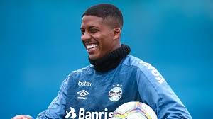 Brazil's gremio coach renato gaucho celebrates with goalkeeper marcelo grohe after defeating by penalty shoots against argentina's independiente, during their recopa sudamericana 2018 final. Vsahhbbaihpncm