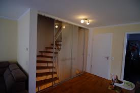 Glasschiebetur Eingebaut So Kann Man Formschon Das Treppenhaus Vom Wohnzimmer Abtrennen Treppe Haus Glasschiebetur Schiebetur Raumteiler