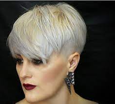 Decouvrez 10 Coupes Courtes Dans Un Beau Decor De Neige Salon Feminin Idees De Coiffures Idees Cheveux Courts Coiffures Courtes Blondes