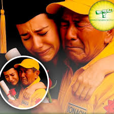 HistoriasDeVida SE GRADUÓ DE MÉDICA Y DEDICÓ SU TÍTULO AL HOMBRE QUE VENDIÓ  HELADOS TODA SU VIDA PARA VERLA TRIUNFAR Se quedó al fondo del auditorio,  de pie, con una rosa en