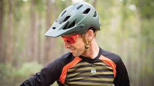Plus visor allows you to lift the visor and place your goggles on the front of the bicycle helmet. Tested Giro Chronicle Mips Helmet Australian Mountain Bike The Home For Australian Mountain Bikes