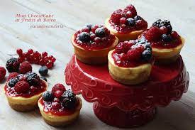 Displayed is mini cherry cheesecake bites. Mini Cheesecake Ai Frutti Di Bosco
