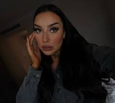 Big love for Soph for always supporting 🖤 it's been so lovely to tattoo  this lady over the past year 🥹 . . . .  #finelinetattoo#floraltattoo#vancouvertattoo#tattooinspo#vancouvertattoos#yvr#flowertattoo#tattooideas#tattooinspo#lilytattoo