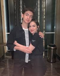 Mawar eva de jongh adalah satu dari sekian banyak artis blasteran yang punya karier gemilang di dunia hiburan tanah air. Sering Dikira Pacaran 6 Potret Kedekatan Artis Dengan Sang Kakak Kumparan Com