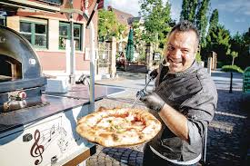 Lecker pizza und singender pizzabäcker! Mannheim Dieser Singende Pizzabacker Begeistert Auch Eros Ramazotti Nachrichten Aus Mannheim Rnz