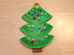 Zum hinstellen als weihnachtsdeko mochten wir gleich mehrere tanenbäume in unterschiedlichen größen und farben selber basteln. Tannenbaum Aus Papptellern Basteln Anleitung Mit Tipps