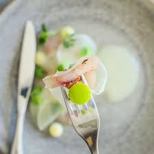 Il rischio nel cuocere un pesce al forno, soprattutto quando è di grandi dimensioni, è quello di renderlo. Pesce Spada Marinato Con Salsa Al Melone Saporie