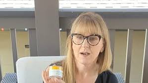 Amazon.com: StriVectin Aprieta y levanta la crema avanzada para el cuello  PLUS con péptidos alfa-3 para cuello y escote, suaviza el aspecto de  arrugas y líneas finas, mejora la piel crepey y