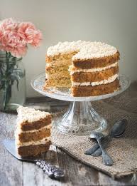 Layer Cake A La Noisette Recette Gateau A Etage Cake Noisette Desserts Sucres