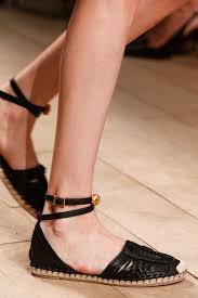 The word had been used in this sense at least since the late 18th and early 19th century. 83 Ideas De Guarachas Zapatos Zapatos Sandalias Calzas