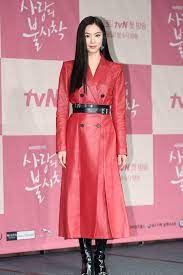 The absolute top secret love story of a chaebol heiress who made an emergency landing in north korea because of a paragliding accident and a north korean special officer who falls in love with her and seo ji hye. Seo Ji Hye Was A Lady In Red At The Crash Landing On You Press Conference Inkistyle