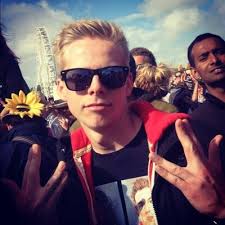 Aaron Edgington (@AzaEdgington)