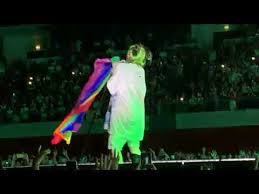 Entworfen um für die pansexuelle community auch eine eigene flagge zu haben. Wish You Were Gay Billie Eilish In Lisbon Portugal 04 09 2019 Youtube