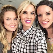 Mother's Day is in 2.5 weeks!! Who is ready and how are you celebrating your  momma? @carliestylez @katiletters @heykayli by themomsview