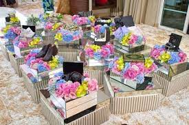Kami menyediakan perkhidmatan membuat gubahan hantaran untuk perkahwinan dan pertunangan,gubahan bunga tangan,dulang hantaran,cenderahati untuk perkahwinan / pertunangan. 12 Idea Gubahan Hantaran Paling Trending Tahun Ini Nikahsatu