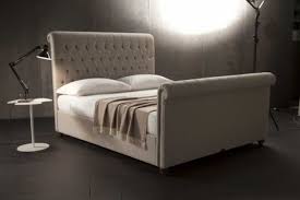 Disponibile su richiesta il letto di misure maggiorate cm, ma anche il letto singolo o a una piazza e mezza, con o senza contenitori. Come Rivestire Un Letto Guida Completa Letti Santambrogio