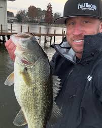 Pitching a jig around boat docks is still one of the best bites out there!!  The @buckeyelures Thump Jig has been catching a few!!