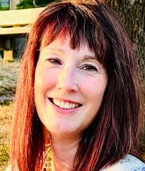 Eileen Dey's Instagram, Twitter & Facebook