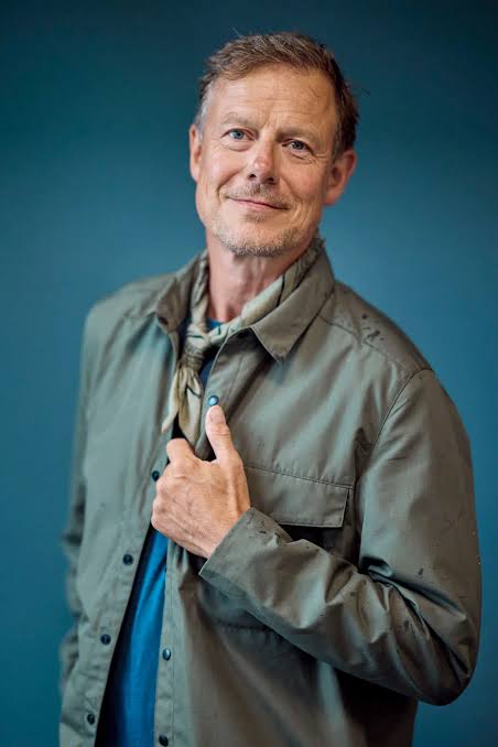 Hans indbakke bugner af beskeder fra mænd, der beder om lov. »Gør det,«  svarer han | Kultur | Berlingske