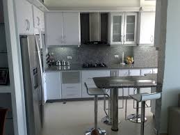 El color blanco y el diseño enmarcado de sus puertas. Cocinas Modernas Pequenas 2014 Jop Es