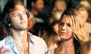 Ο τρόπος με τον οποίο δύο στοιχεία συνδέονται μεταξύ τους. Xwristoys Dromoys Badizoyn H Eygenia Niarxoy Kai O Xrhstos Oikonomoy