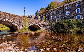 Já estive lá algumas vezes e espero voltar muitas outras. Download Wallpapers Gwynedd Stone Bridge Old City Wales United Kingdom Besthqwallpapers Com Cidade Velha Ponte Cidade