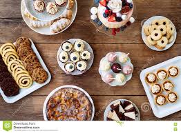 Weitere ideen zu kuchen, kuchen und torten, kuchen ohne backen. Tabelle Mit Kuchen Torte Kleinen Kuchen Platzchen Tortchen Und Cakepops Stockbild Bild Von Backerei Fall 79380709