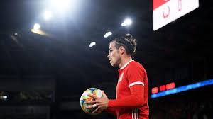 Aurier adalah pemain pertama yang tiga kali alias hattrick salah ya, aurier tercatat tiga kali melakukan kesalahan saat melakukan lemparan ke dalam. Lemparan Ke Dalam Gareth Bale Juga Mematikan Masih Ingat