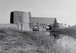 الباب الوسطاني جزء من سور بغداد القديم في عام 1920 م Baghdad Baghdad Iraq Iraq